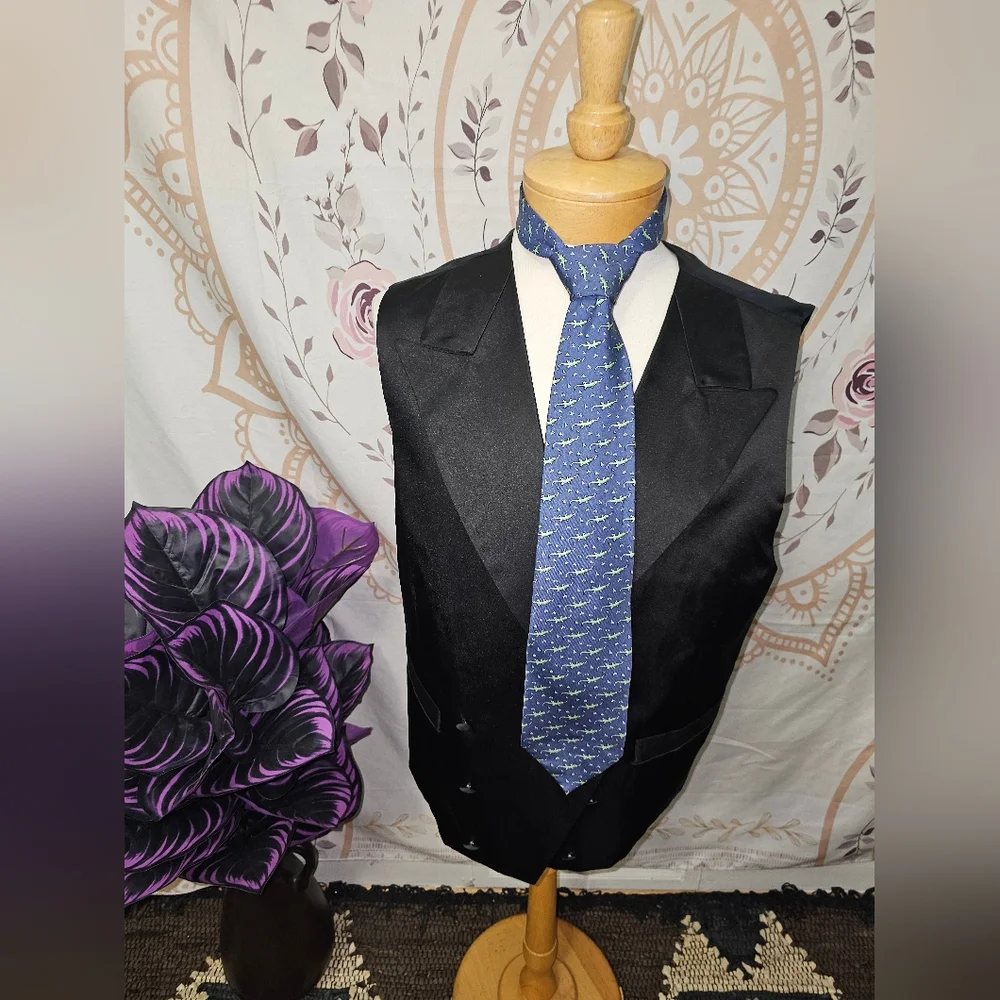 Like New Vineyard Vines Gecko Tie 100% Silk Tie